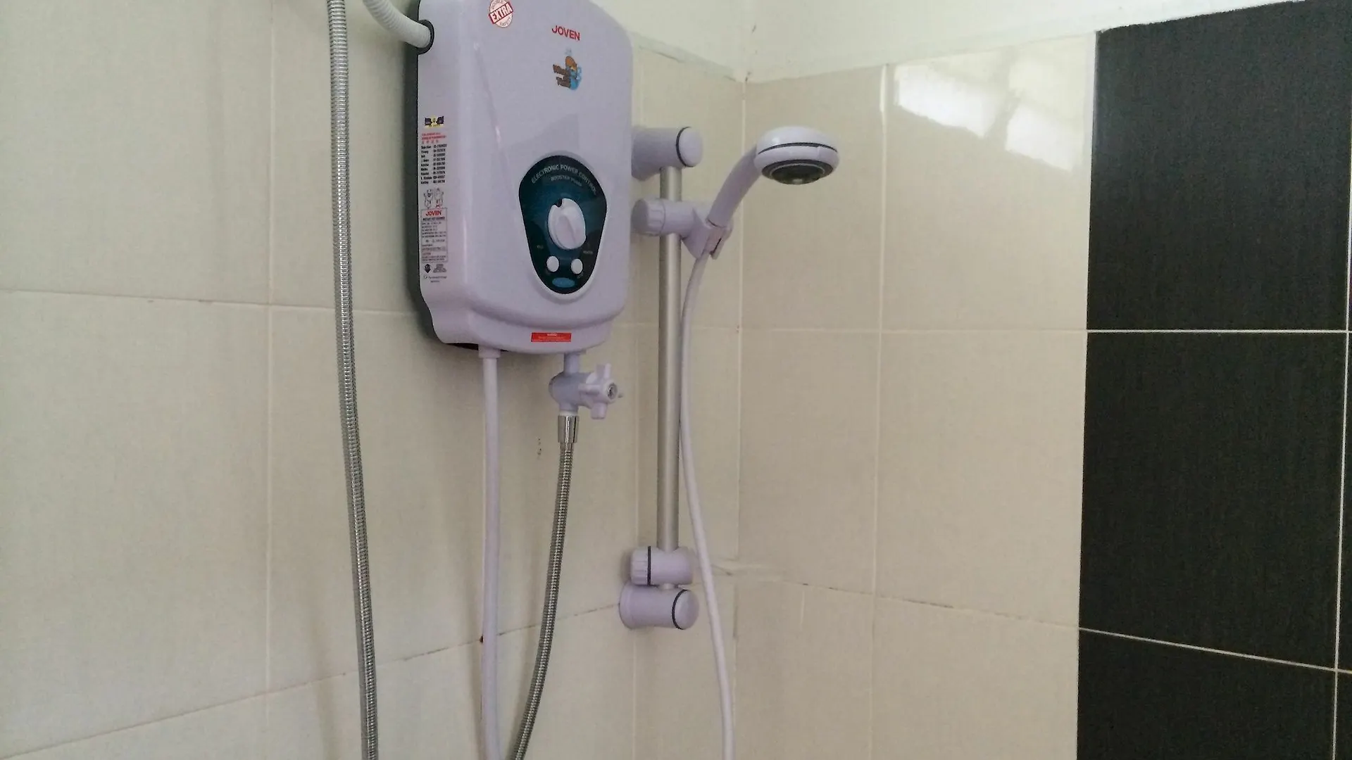 Huda Inn Pantai Cenang  Guest house